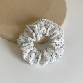 Chouchou floral blanc avec imprimé fleurs bleues, élastique en tissu pour femmes - Petit / Floral Bleu