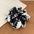 Eleganter Scrunchie aus Chiffon mit Blumenmuster und weißer Overlock-Kante auf Holz - Schwarz Groß