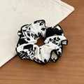 Eleganter Haargummi mit schwarz-weißem Blumen-Tintendruck und feinen Saumkanten - Weiß Klein