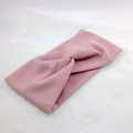 Détail d'un bandeau en maille côtelée rose clair avec un design croisé torsadé - Vieux Rose (B15-6)