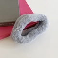 Chouchou en peluche nuage gris clair pour des coiffures automnales élégantes - Gris