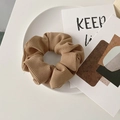 Coletero de punto caqui Morandi con textura acanalada para accesorios de cabello - Café Elegante