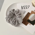 Coletero minimalista de punto gris con textura acanalada en un ambiente nórdico - Gris Premium