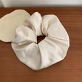Coletero de satén crema extragrande de 20 cm de diámetro en mesa de madera - Blanco Roto