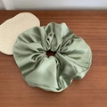 Coletero de satén verde salvia de gran tamaño con acabado sedoso y elegante - Verde claro