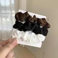 Ensemble de trois chouchous en satin soyeux en marron foncé, noir classique et blanc perle - Brun/Noir/Blanc (3#)