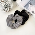 Set de dos gomas de pelo minimalistas en negro liso y diseño de cuadros en blanco y negro - Negro Y Vichy Negro Blanco