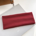 Fascia per capelli larga elastica in maglia rosso vino con trama a coste verticali - Borgogna