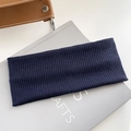 Fascia larga per capelli in maglia a coste blu navy per donna su un libro decor - Blu Notte