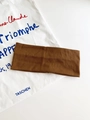 Fascia sportiva elastica marrone in cotone per corsa e yoga su sfondo bianco naturale - Caramello