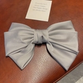 Grande pince à cheveux nœud satin gris argenté pour femmes avec texture soie élégante - Gris