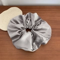 Elegante coletero de satén gris plateado de gran tamaño con acabado de textura sedosa - Gris claro