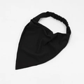 Dettaglio bandana in cotone nero con fascia elastica e trama intrecciata su sfondo bianco - Nero