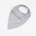Dettaglio di bandana bohémien grigia in cotone con fascia elastica su sfondo bianco - Grigio