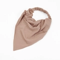 Vue détaillée du bandana triangulaire en coton marron café avec bande élastique - Beige