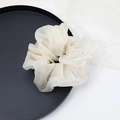 Crèmewitte mesh scrunchie met zilveren strass-steentjes en pluizig organza ontwerp - Wit