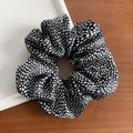 Chouchou élégant en satin avec motif à pois noirs et blancs sur un tissu soyeux - Taches Noir Blanc (15#)