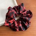 Chouchou élégant en satin à motif léopard rouge et noir avec une texture volumineuse - Léopard Rouge Noir (18#)