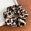 Chouchou élégant en satin à imprimé léopard avec texture soyeuse et élastique - Satin Léopard Brun (19#)