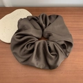 Elegante coletero scrunchie gigante de satén marrón oscuro con textura de seda suave - Café