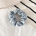 Chouchou élégant en satin bleu clair avec finition brillante et texture plissée - 10# (Bleu Argenté)