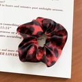 Chouchou élégant en satin à motif léopard rouge et noir avec texture soyeuse - Satin Léopard Rouge Noir (34#)