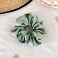 Coletero grande de satén verde salvia con textura plisada y brillo elegante - Verde Salvia (14#)