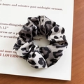 Chouchou élégant en satin imprimé léopard gris et noir avec une texture de soie douce - Satin Léopard Gris Noir (36#)