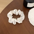 Chouchou floral en mousseline beige et bleu sur fond de table en bois rustique - Crème avec Floral Bleu (9#)