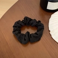 Chouchou noir minimaliste avec texture plissée sur un fond naturel en bois de pin - Texture Plissée Noir Uni (11#)