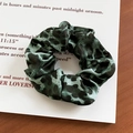 Chouchou élégant en satin à motif léopard vert émeraude avec une texture soyeuse - Satin Léopard Vert Foncé (38#)