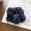 Elastico scrunchie blu navy con punti 3D e fili dorati su carta minimalista - Blu navy