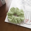 Scrunchie verde chiaro testurizzato con ricami su carta floreale e base in legno - Verde