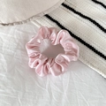 Chouchou en satin rose pâle avec éclat soyeux et plis élégants pour cheveux - 20 (Rose Clair)