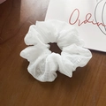 Elastico scrunchie bianco con motivo a griglia nera e dettagli pompon su legno - Bianco