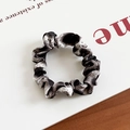 Chouchou élégant avec imprimé marbré noir et blanc et texture satinée à plis délicats - Motif Encre Noir Blanc (44#)