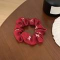 Chouchou floral rouge élégant avec motifs de nœuds blancs et texture soyeuse sur bois - Satin Rouge avec Nœud Blanc (21#)