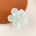 Elegante pinza para el cabello de flor azul claro y blanco con acabado de resina - Azul Borde Blanco