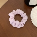 Chouchou floral lavande élégant avec texture plissée sur fond de bois sombre - Plissé Lavande Violet Clair (29#)