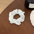 Chouchou fleuri en tissu blanc avec motifs de nœuds bleus et plis souples - Base Blanche avec Nœud Bleu (31#)