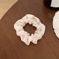 Chouchou floral avec fleurs roses sur mousseline crème posé sur un fond en bois - Crème avec Motif Floral Rose (32#)