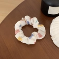 Chouchou floral surdimensionné aux couleurs pastel sur fond en bois sombre - Blanc avec Imprimé Abstrait Coloré (36#)