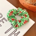 Weihnachtliches grünes Satin-Haargummi mit roten Tannenbäumen und weißen Wellenmustern - Größe 8
