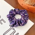 Dunkelvioletter Satin-Haargummi mit Zuckerstangen und Schneeflocken im Weihnachtsdesign - Größe 9
