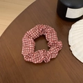 Chouchou élégant à carreaux rouges et blancs disposé sur une surface en bois vintage rustique - Style à Carreaux Rouge et Blanc (39#)
