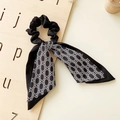 Eleganter schwarzer Haargummi mit langen Bändern und weißem Buchstaben-Print B - Schwarz