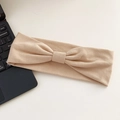 Fascia per capelli elasticizzata beige per yoga con texture a coste e nodo centrale - Cachi