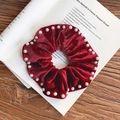 Chouchou rétro en velours bordeaux avec perles sur fond de livre vintage chic - Bordeaux (3#)