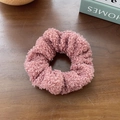 Chouchou géant en peluche bouclée rose violette posé sur fond de bois chaleureux - Peluche Rose Violet (12)