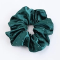 Primo piano di elastico per capelli in seta verde scuro con strass argento e trama liscia - verde scuro